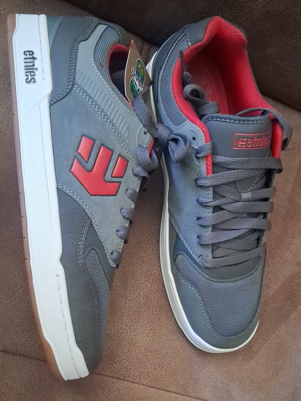 Etnies Rail Men’s Gray Skate Sneakers with Red Accents Size 12